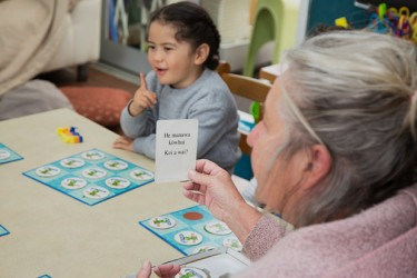 aiako and child playing a game to expand te reo Māori vocabulary