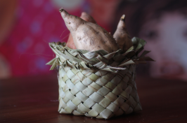 A flax kete. There are kūmara in the kete. 